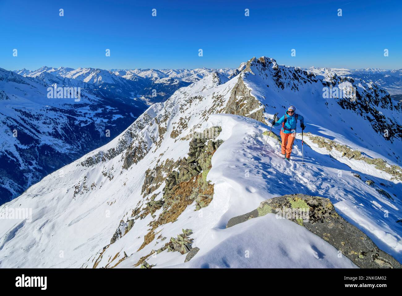 Austria, Tirolo, escursionista femminile sulla cima del monte Innerer Falk Foto Stock