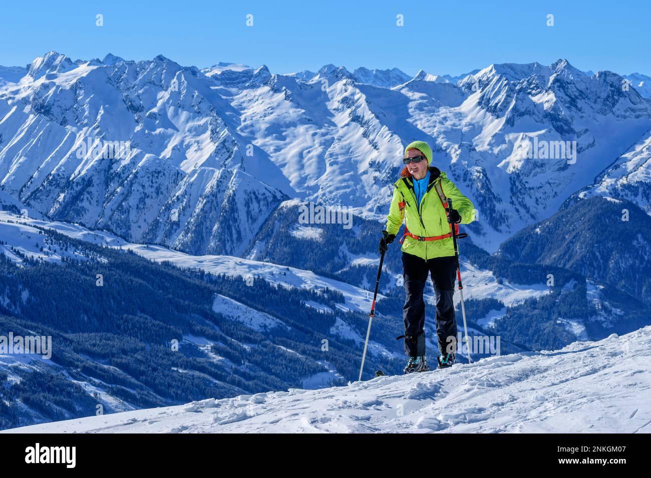 Austria, Tirolo, sciatore femminile nelle Alpi di Kitzbuhel Foto Stock