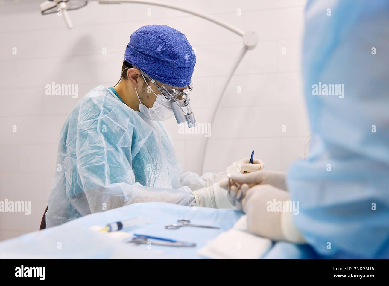 Medici che eseguono interventi chirurgici oculari sul paziente in clinica Foto Stock