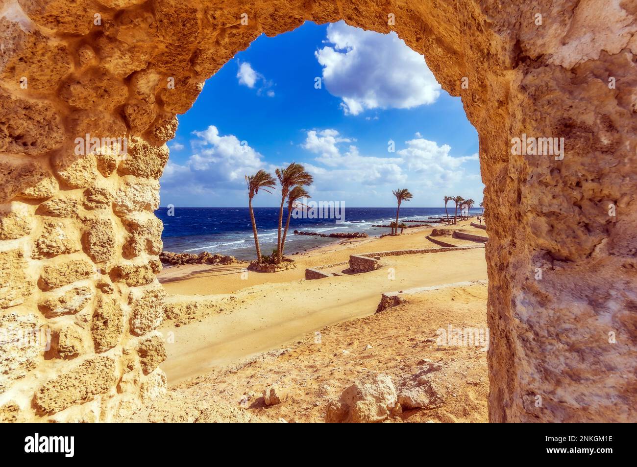 Egitto, governatorato del Mar Rosso, Hurghada, spiaggia sabbiosa della baia di Sahl Hasheesh visto attraverso una finestra di pietra Foto Stock