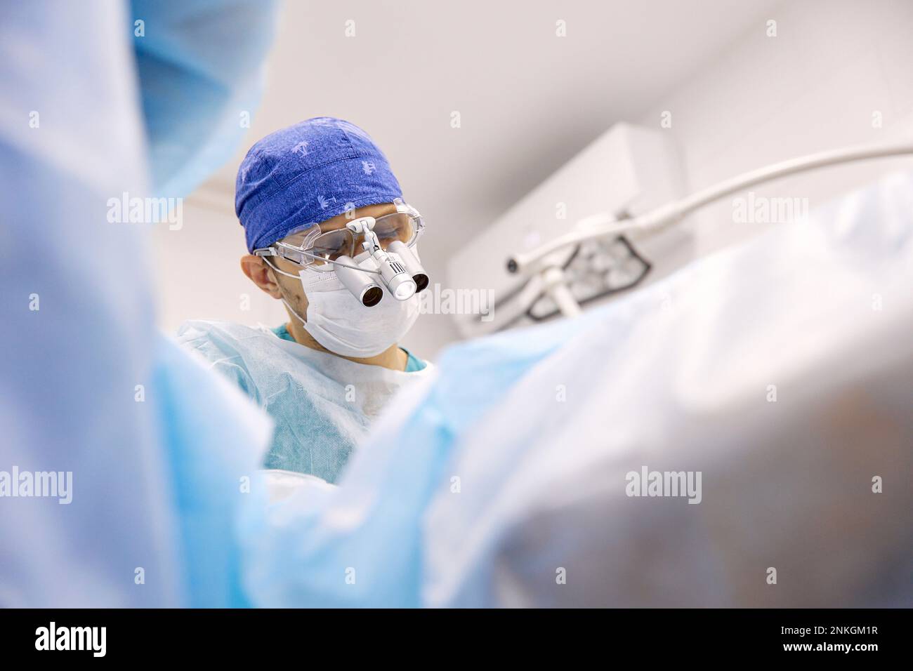 Medico che esegue un intervento chirurgico agli occhi sul paziente Foto Stock