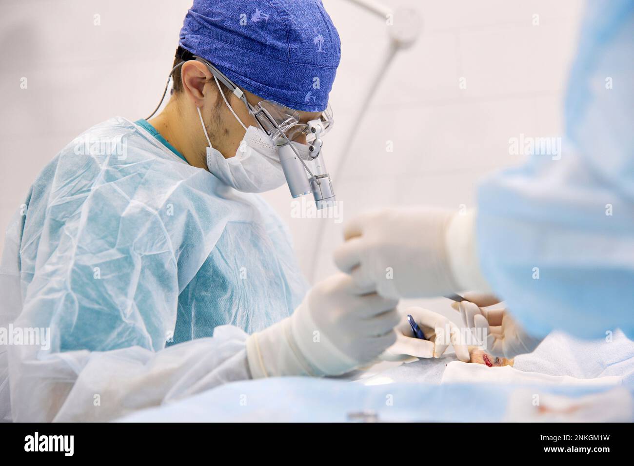 Medici che eseguono interventi chirurgici oculari sul paziente in ospedale Foto Stock