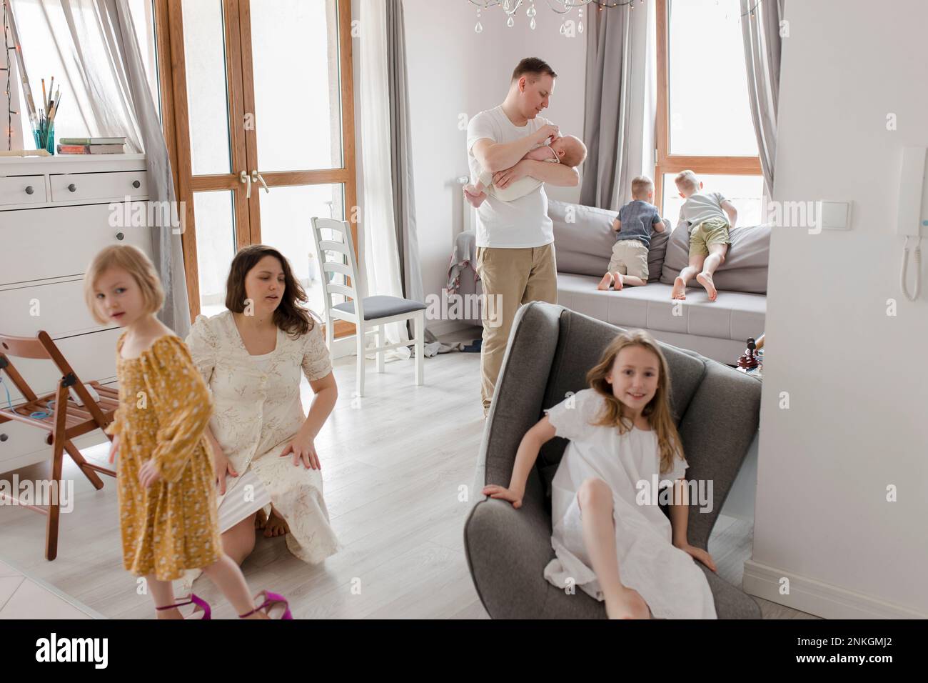 Padre che porta il ragazzo con la famiglia godendo a casa Foto Stock