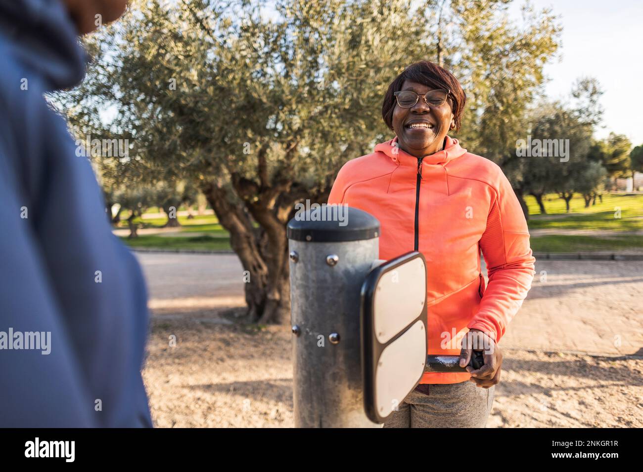 Felice coppia senior che si esercita con attrezzature all'aperto nel parco Foto Stock