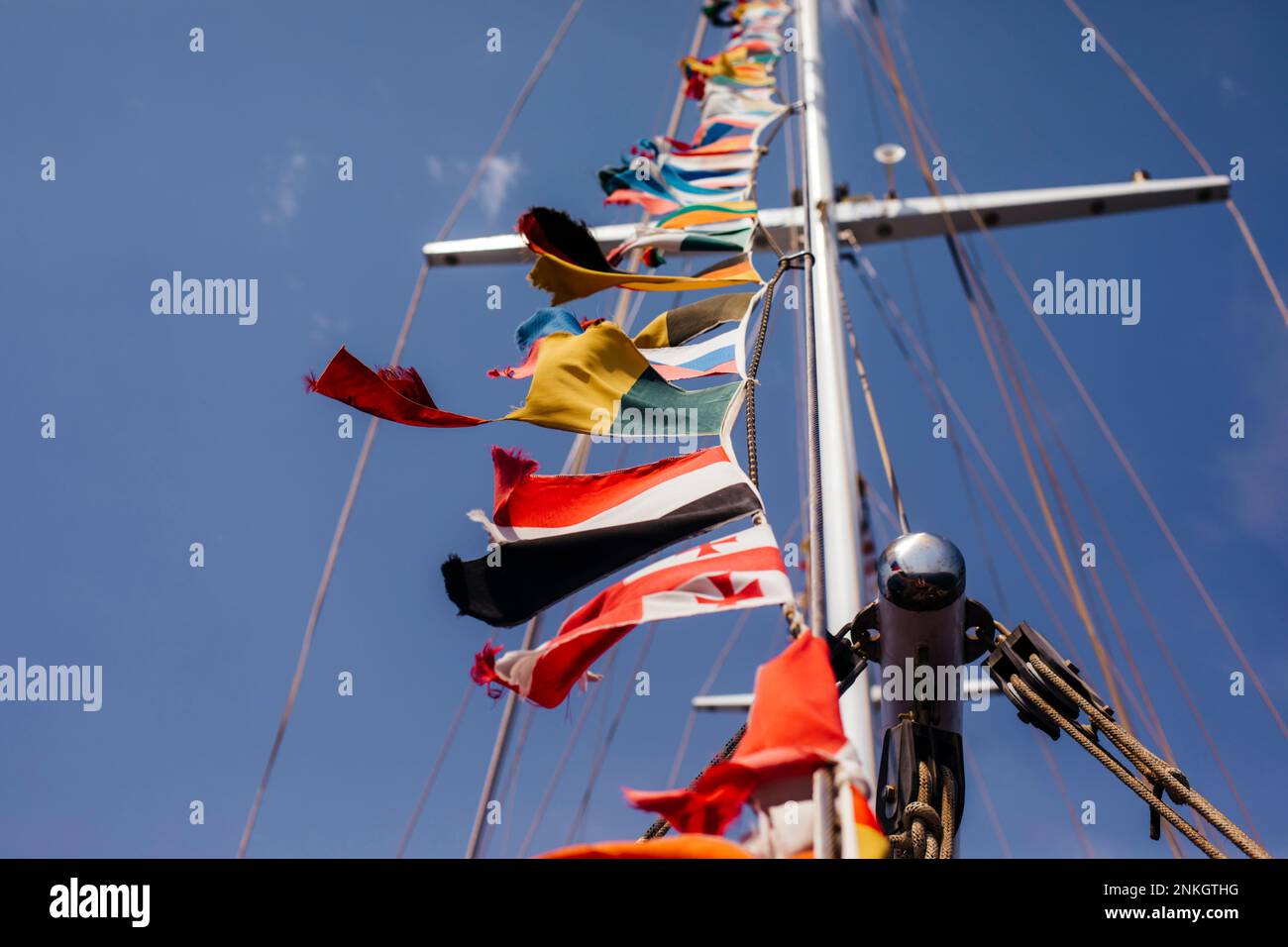 Bandiere nazionali multicolore sull'albero dello yacht Foto Stock