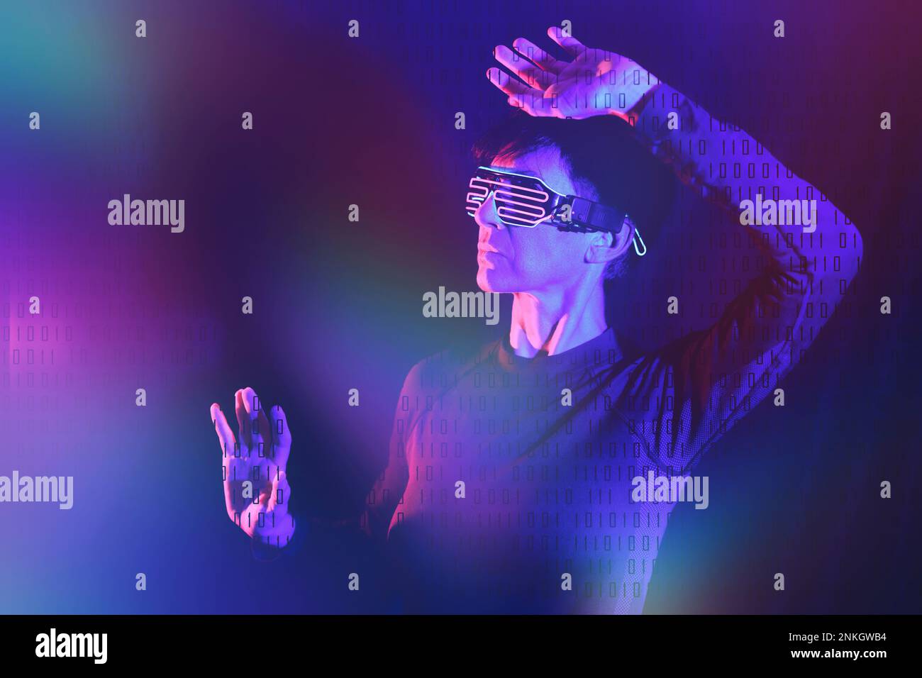 Codice binario su donna che indossa occhiali futuristici su sfondo nero Foto Stock