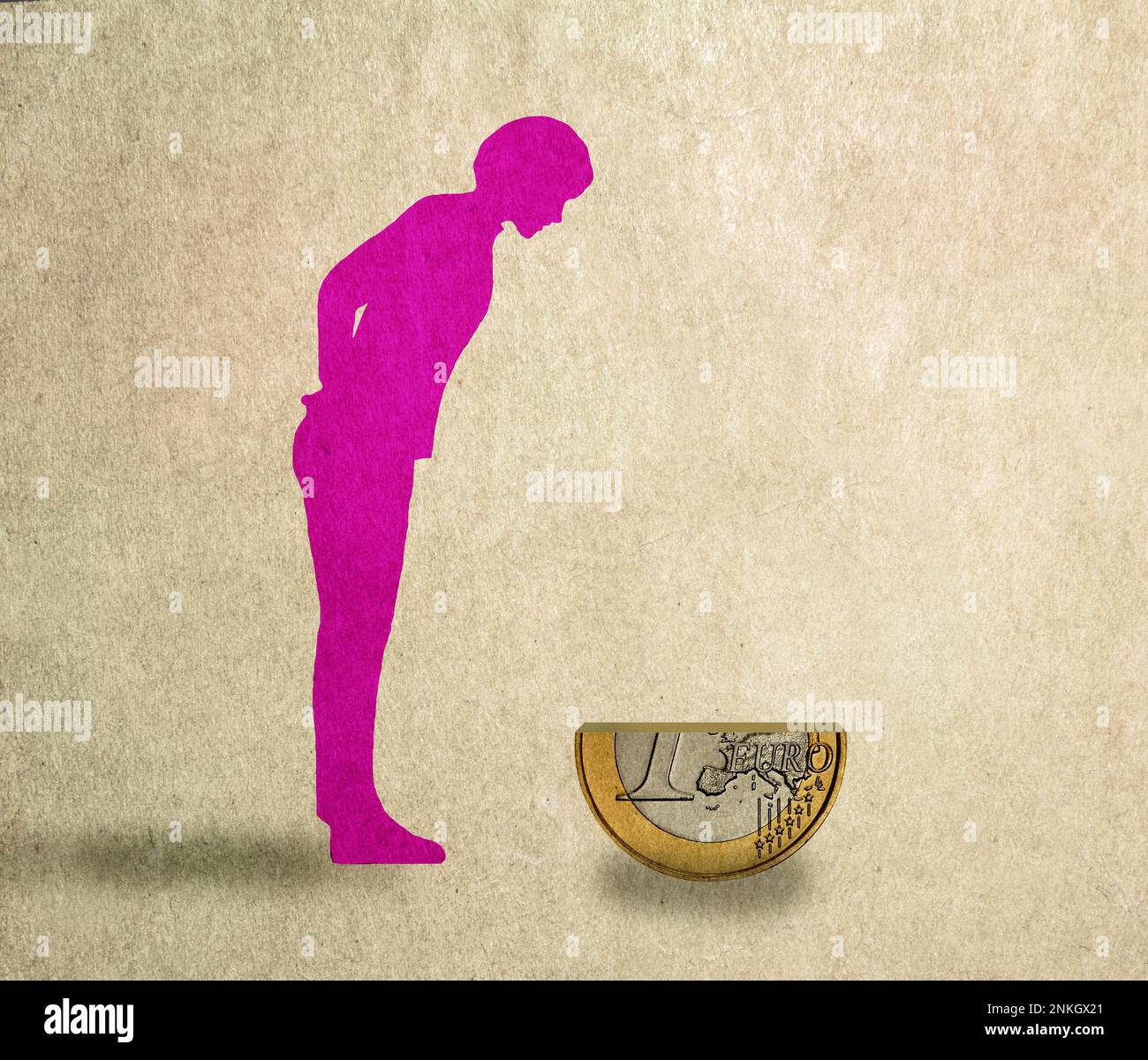 Illustrazione della donna che guarda la moneta euro dimezzata che simboleggia l'aumento dell'inflazione Foto Stock