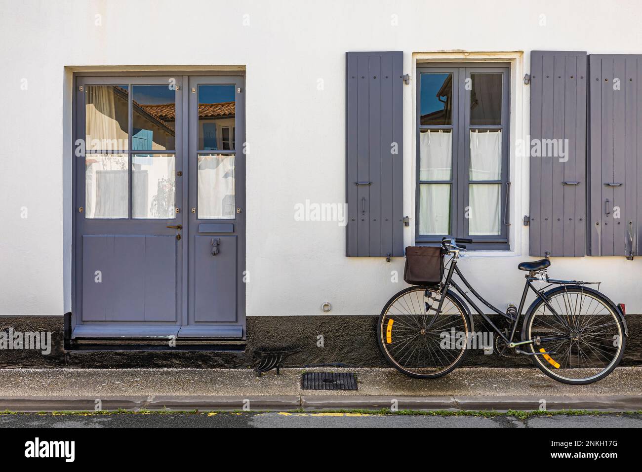 Francia, Nouvelle-Aquitaine, Ars-en-Re, bicicletta sinistra di fronte a casa Foto Stock