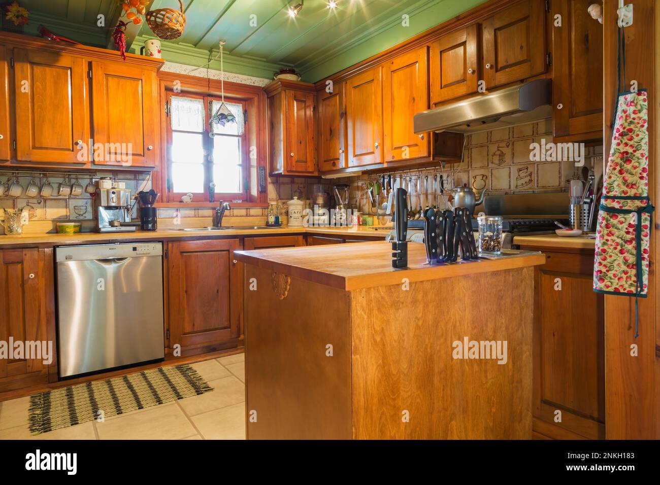 Armadi in legno di pino e acero isola in cucina all'interno della vecchia casa circa 1840. Foto Stock