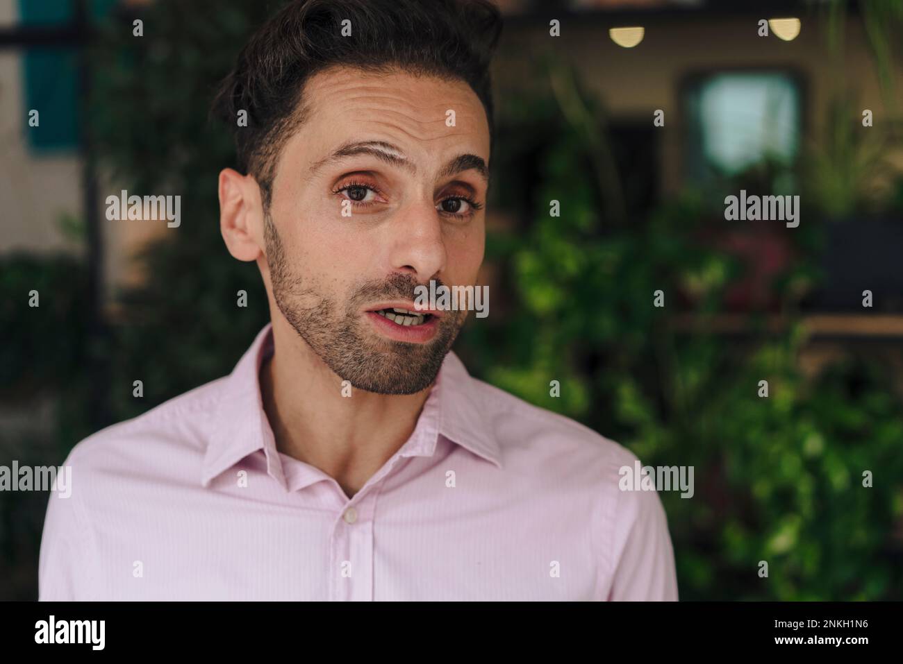 Uomo d'affari maturo con stoppia in ufficio Foto Stock