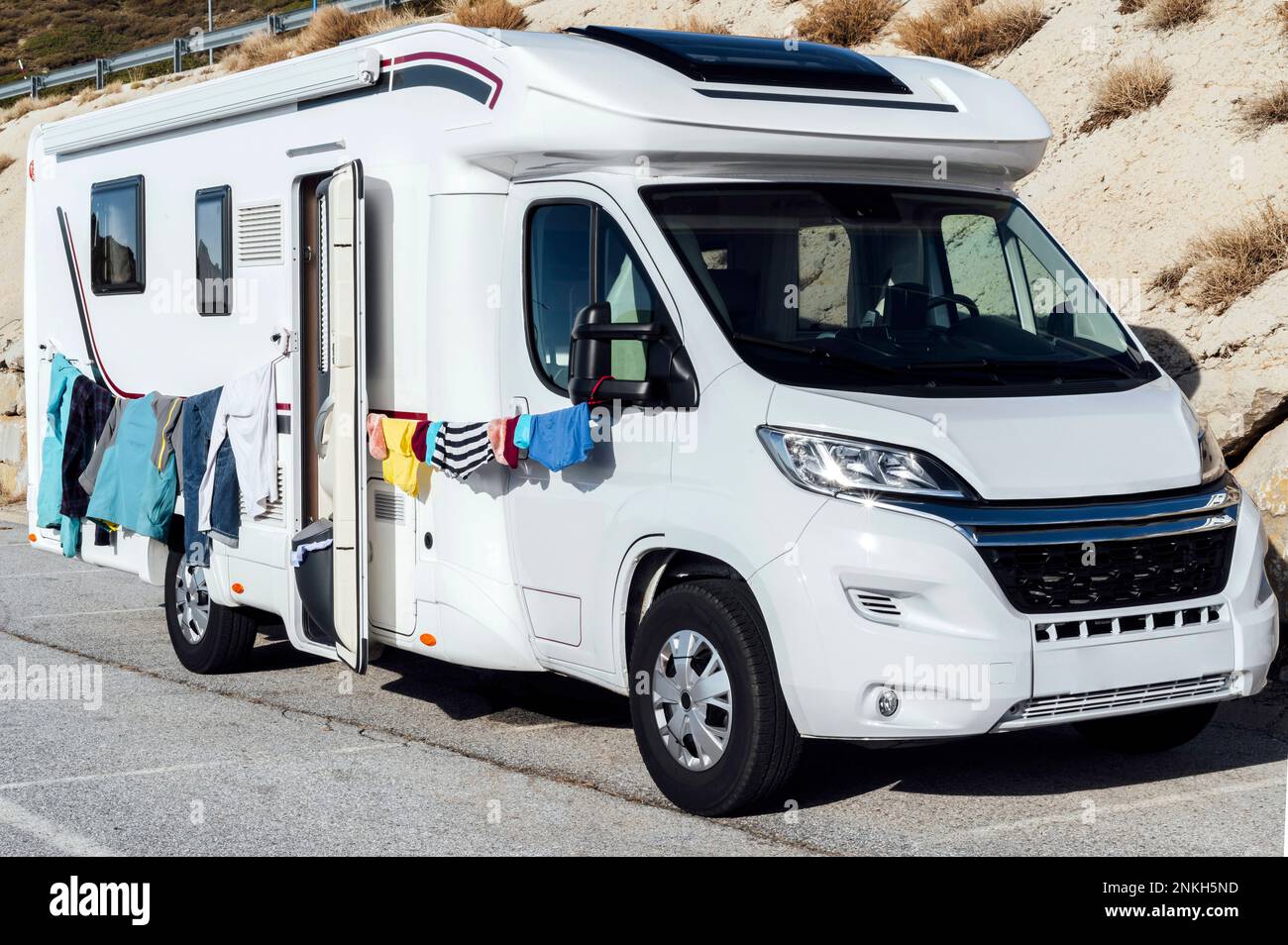 Camper con abiti appesi sul vestiario Foto Stock