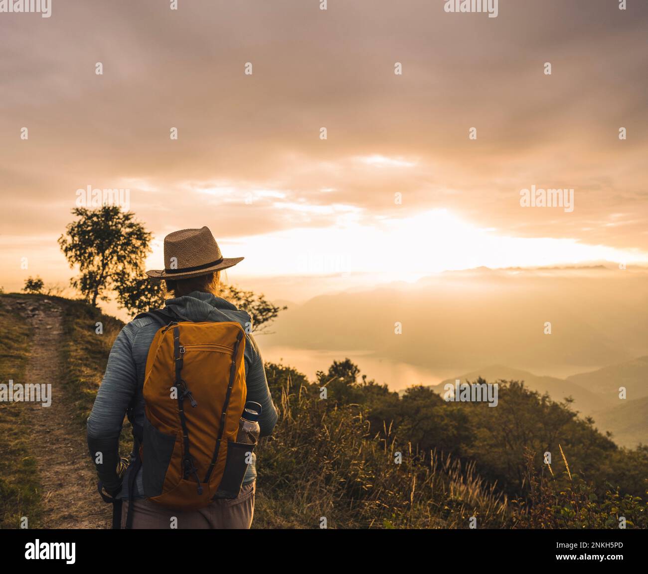 Donna che indossa cappello trekking in montagna al tramonto Foto stock -  Alamy