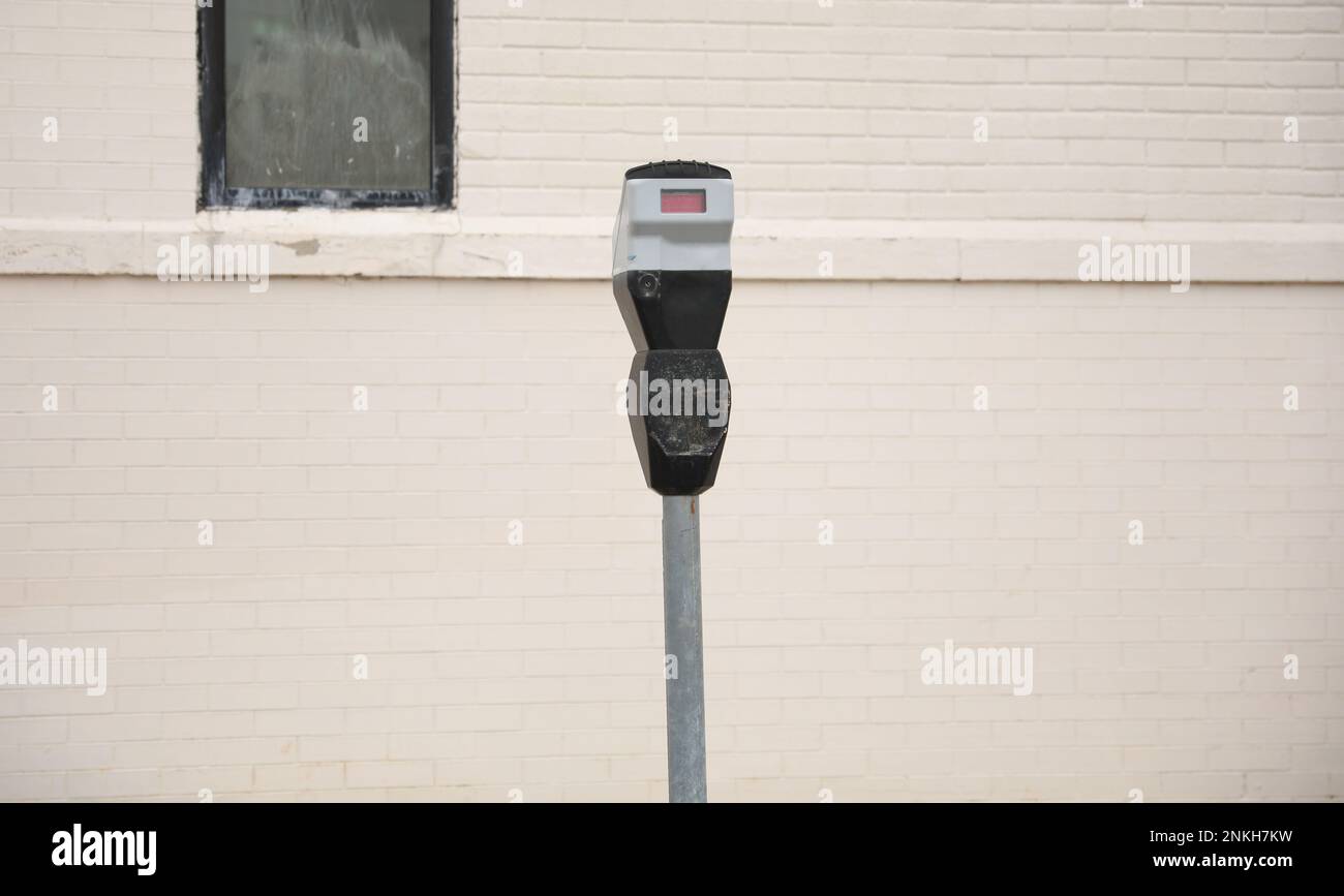 Il parcheggio incontra sulla strada la tecnologia moderna in città Foto Stock