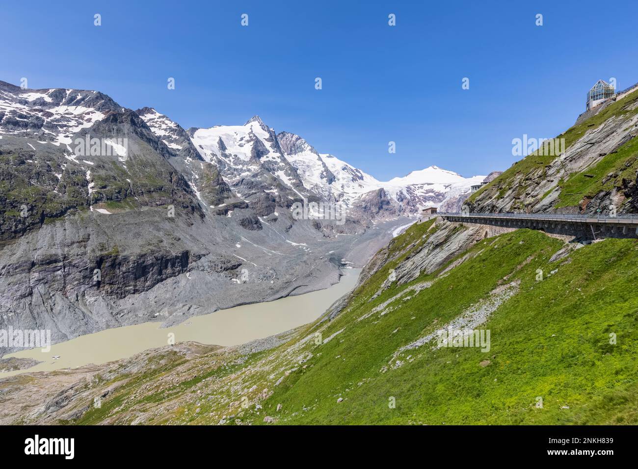 Austria, Carinzia, lago Sandersee e ghiacciaio Pasterze visto dal Kaiser Franz Josefs Hohe Foto Stock