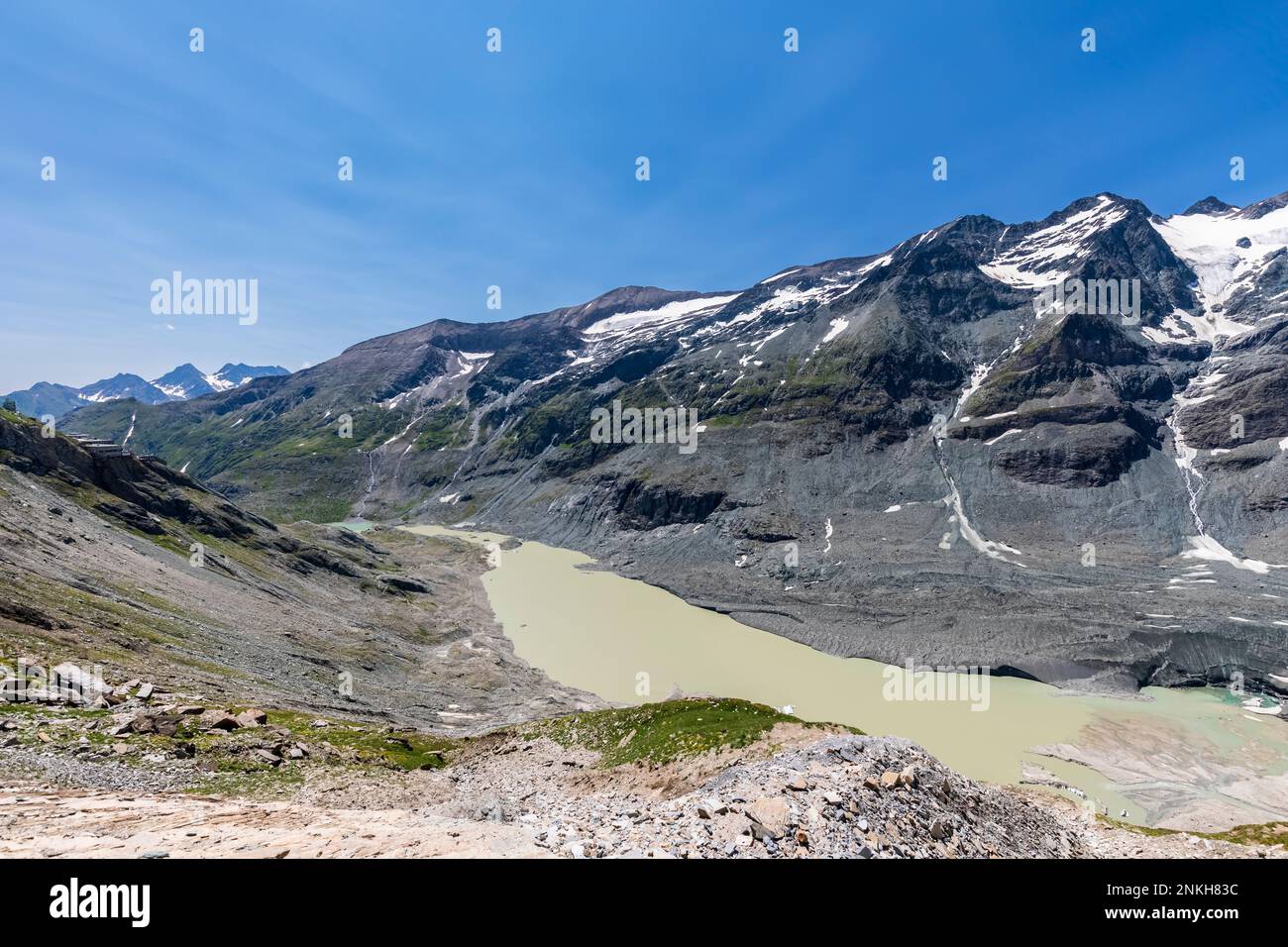 Austria, Carinzia, Gamsgrubenweg con vista sul ghiacciaio Pasterze e sul lago Sandersee Foto Stock