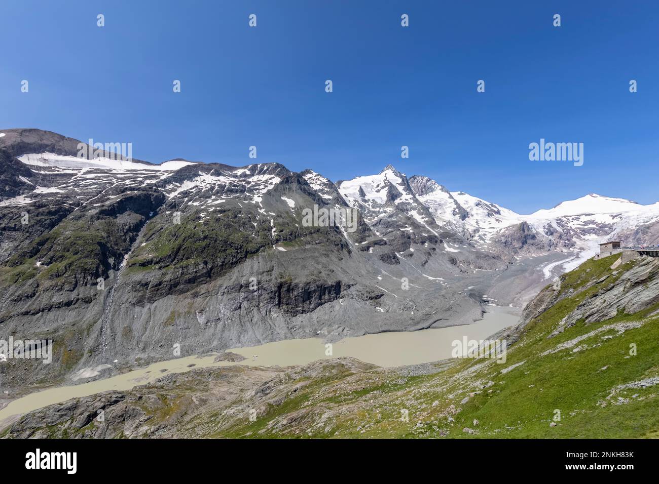 Austria, Carinzia, Vista del ghiacciaio Pasterze e del lago Sandersee Foto Stock