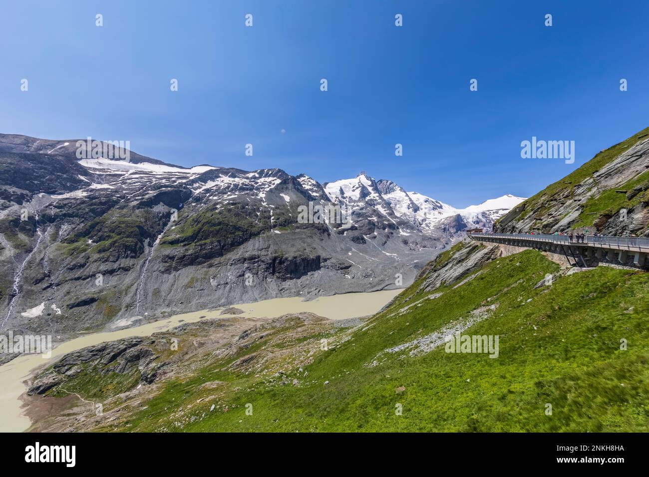 Austria, Carinzia, Vista del lago di Sandersee e del ghiacciaio Pasterze Foto Stock
