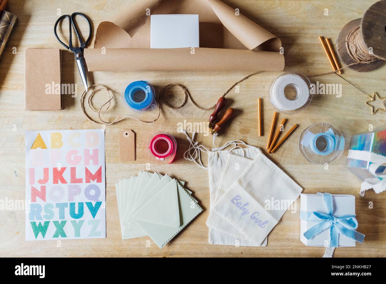 Vari materiali di imballaggio e confezione regalo sulla scrivania Foto Stock