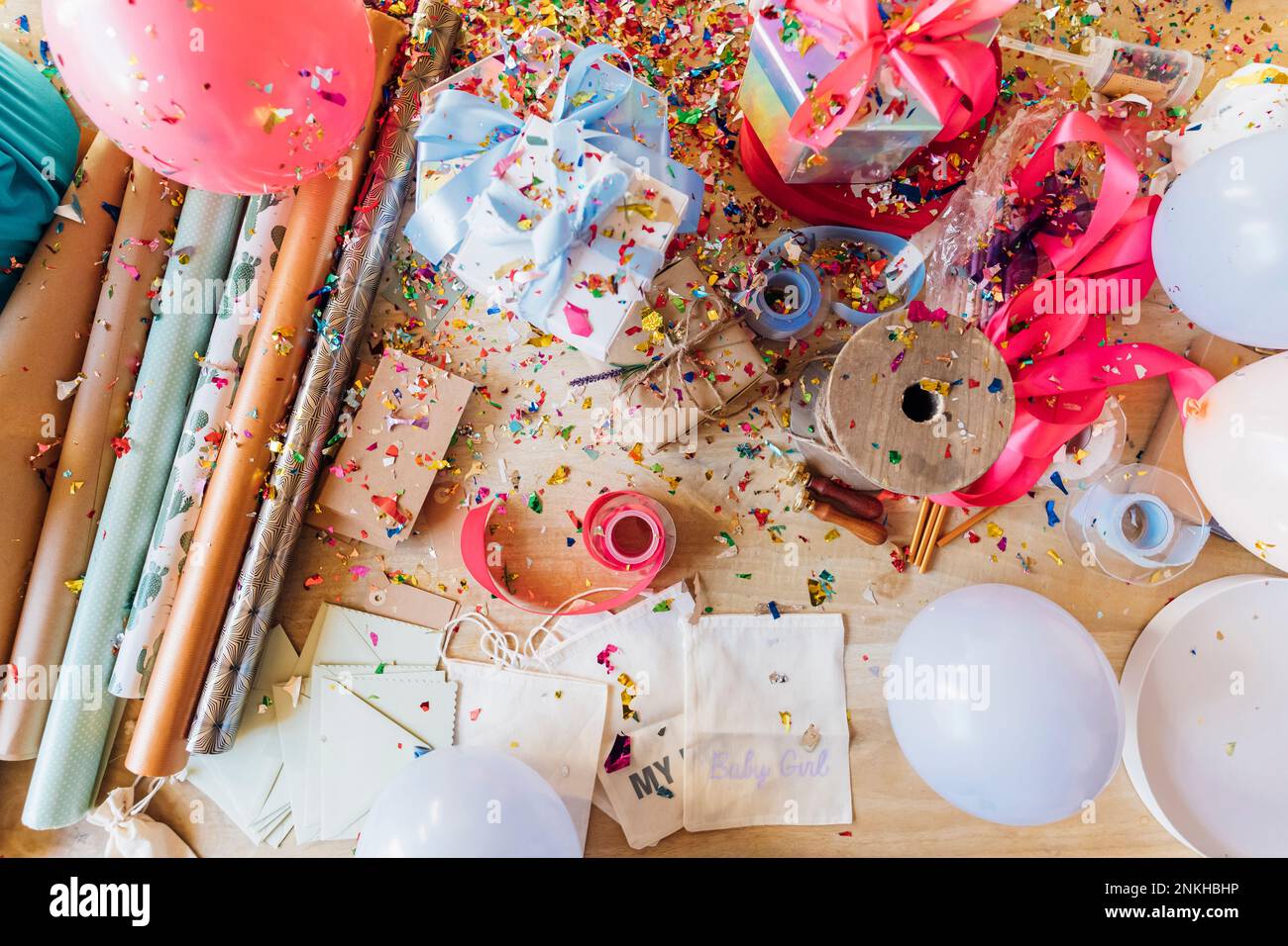 Vari materiali da imballaggio e decorazioni per feste sulla scrivania Foto Stock