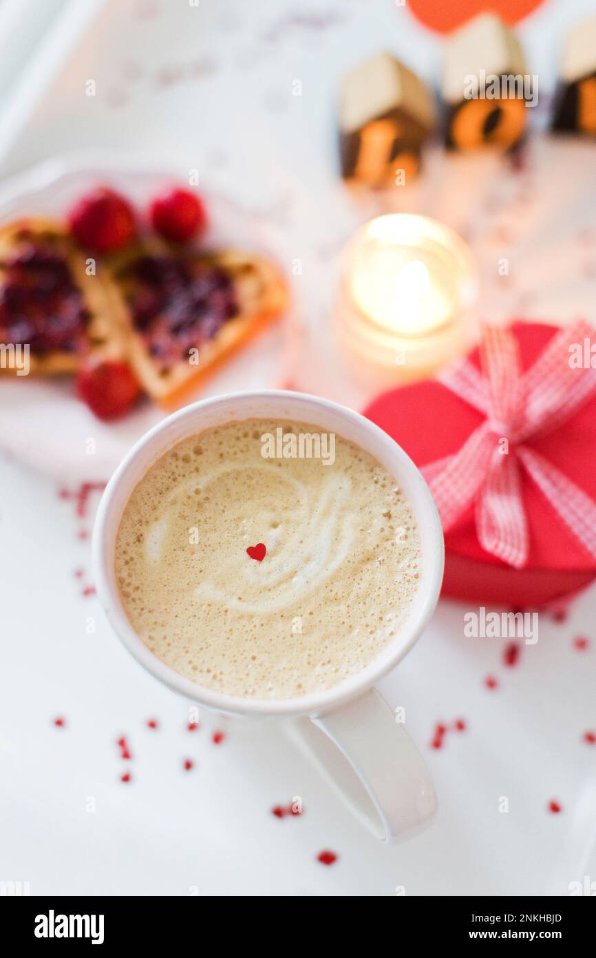Caffè con colazione e confezione regalo a forma di cuore Foto Stock
