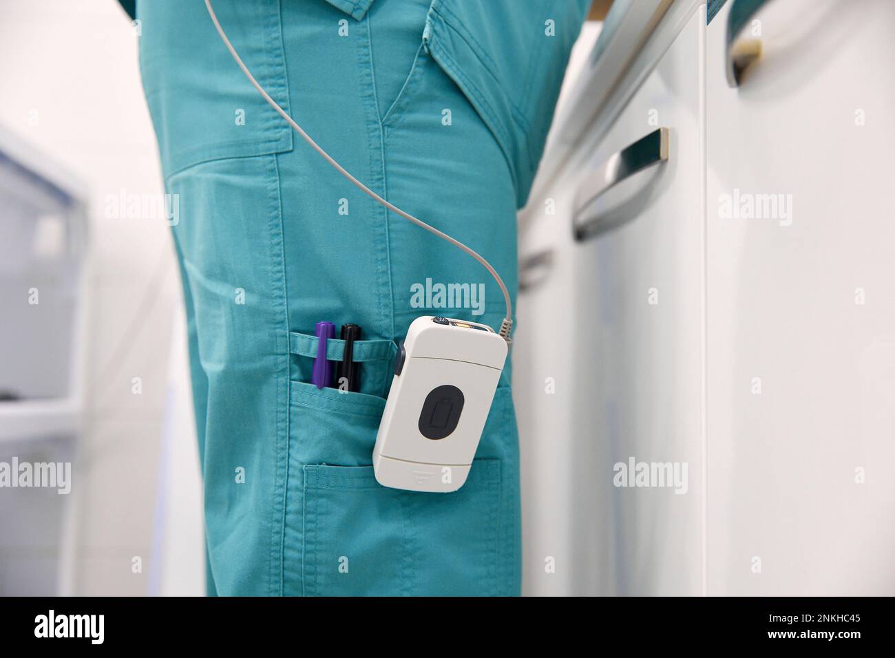 Apparecchiature elettroniche su divisa del medico Foto Stock
