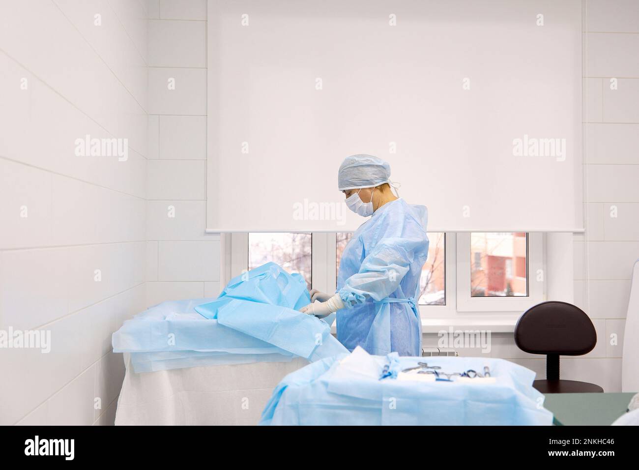 Infermiere preparazione abito in sala operatoria in ospedale Foto Stock