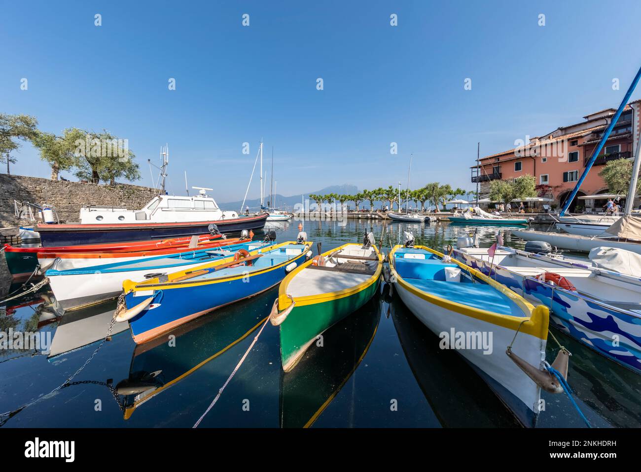 Italia, Veneto, Torri del Benaco, Barche ormeggiate sulle rive del Lago di Garda Foto Stock