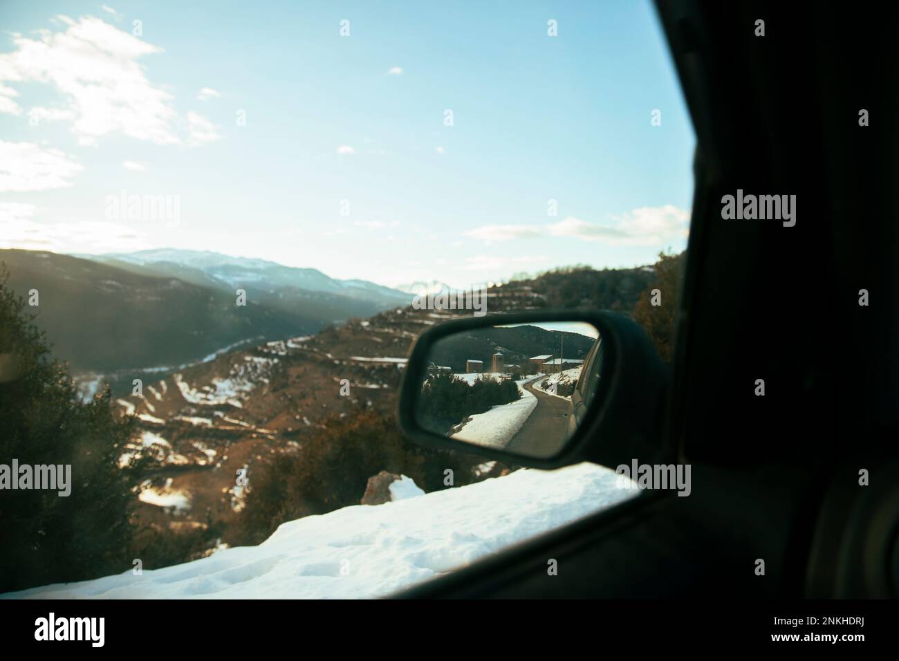 Strada vista su uno specchio laterale dell'auto in inverno Foto Stock