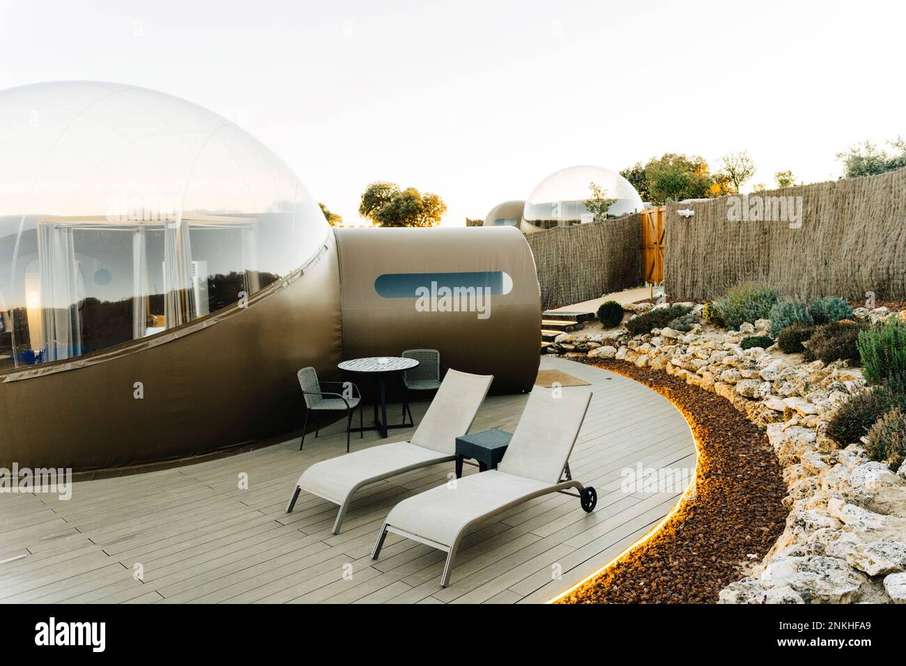 Sedie a sdraio in tenda a cupola sotto il cielo limpido Foto Stock