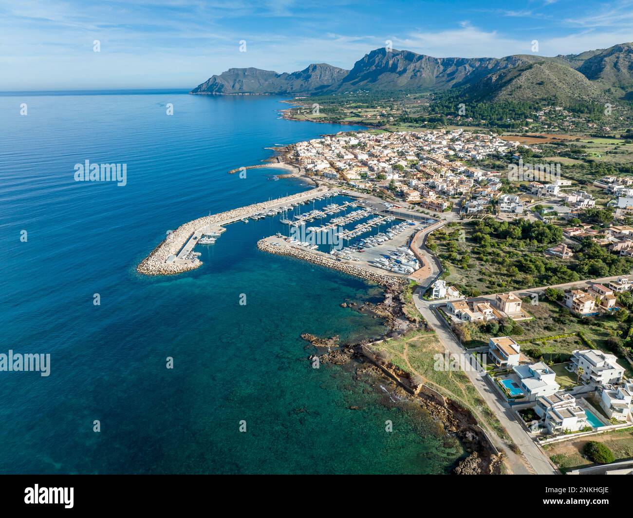 Spagna, Isole Baleari, Colonia de Sant Pere, veduta aerea della città costiera sulla costa nord-orientale di Maiorca Foto Stock