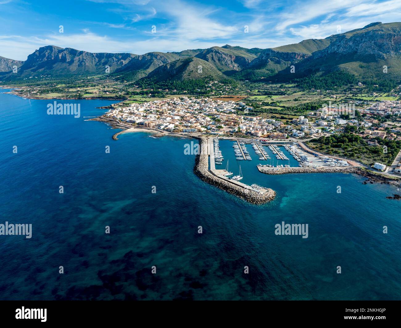 Spagna, Isole Baleari, Colonia de Sant Pere, veduta aerea della città costiera sulla costa nord-orientale di Maiorca Foto Stock