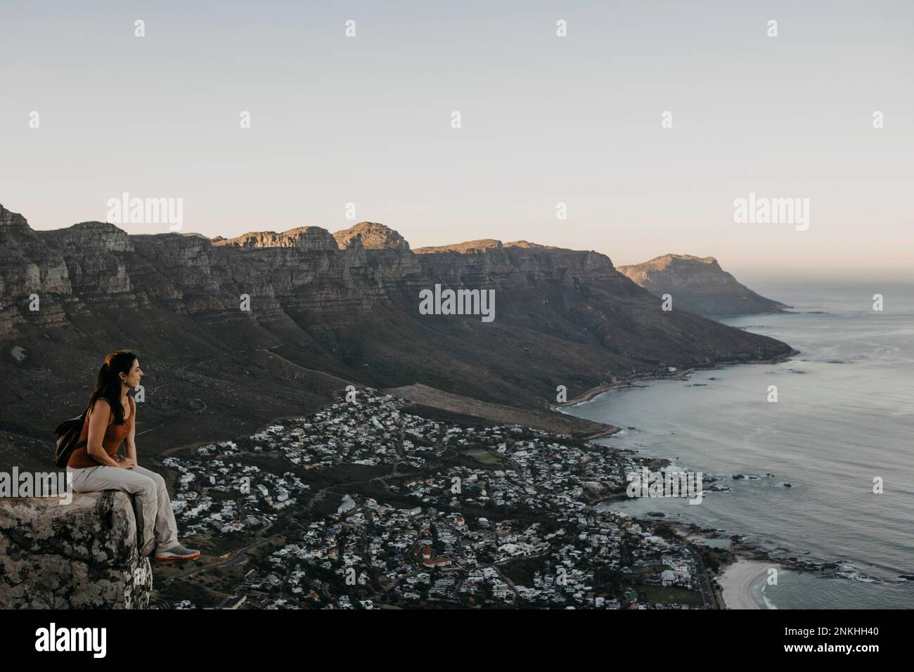 Donna che guarda il mare da Lion's Head Mountain nel fine settimana Foto Stock