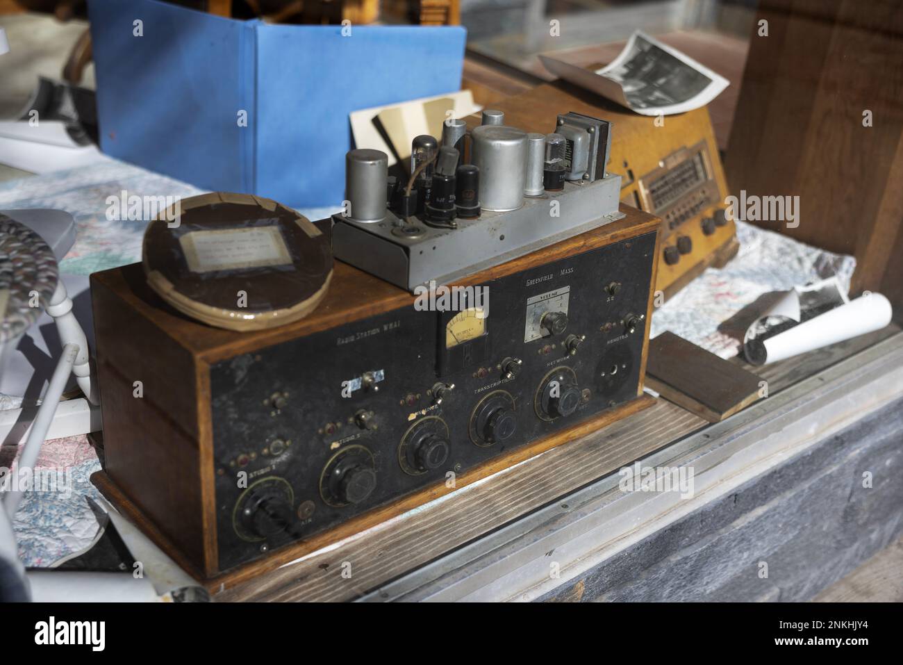 Mixer originale, radio e cimeli della WHAI, la prima stazione di Greenfield, Massachusetts, in mostra in una finestra. Foto Stock