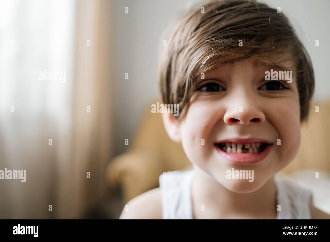 Ragazzo con spazio tra i denti a casa Foto Stock