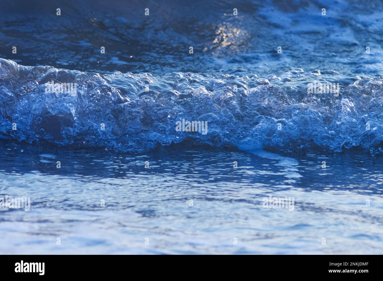Onde oceaniche che si tuffano sulla spiaggia. Onda di mare. Foto Stock