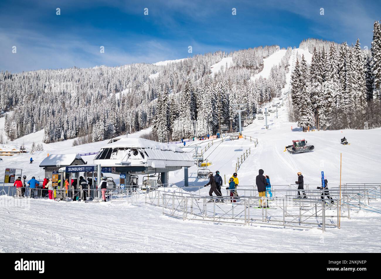 Sciatori e snowboarder fanno la fila alla seggiovia di Sunburst, ai piedi della stazione sciistica di Sun Peaks, in una giornata invernale molto fredda. Foto Stock