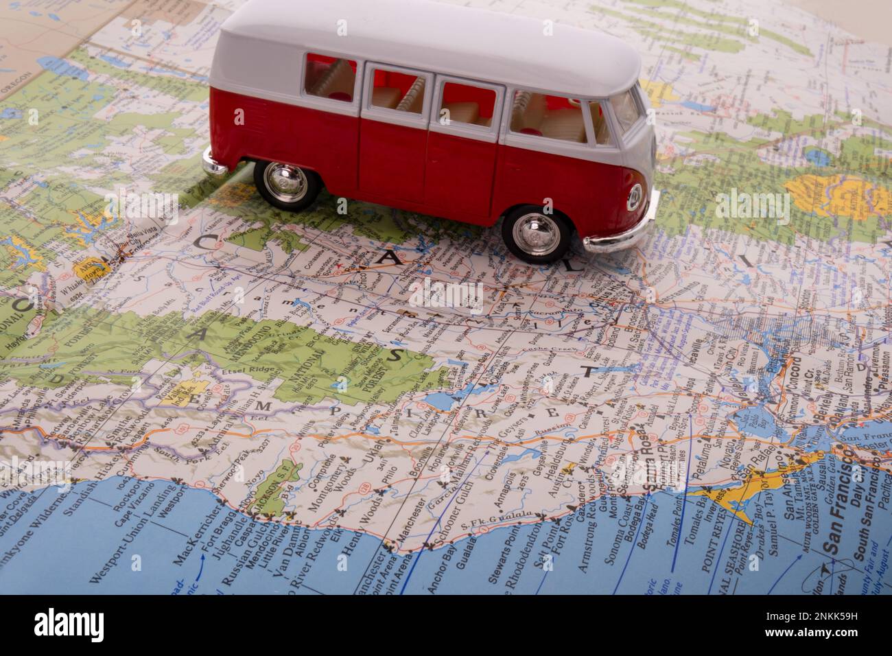 OGDEN, UTAH USA - FEBBRAIO 10 2023 Un pulmino VW rosso e bianco in miniatura su una mappa della costa settentrionale della California che mostra San Francisco Foto Stock