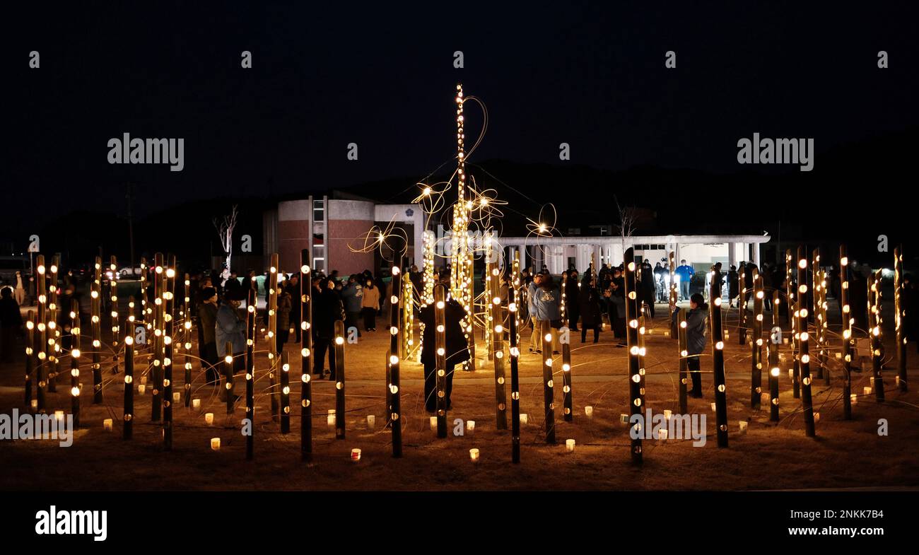 Eighty-four bamboo lanterns are lit for the victims of the 2011 tsunami disaster at Okawa Tsunami Memorial Hall in Ishinomaki, Miyagi Prefecture on March 11, 2022, Seventy four and ten teachers and staff were killed in the massive tsunami at the school. According to the reconstruction agency, the number of confirmed deaths is 19,747 as of December, 2021 and more than 2,500 people are still reported missing. ( The Yomiuri Shimbun via AP Images ) Foto Stock