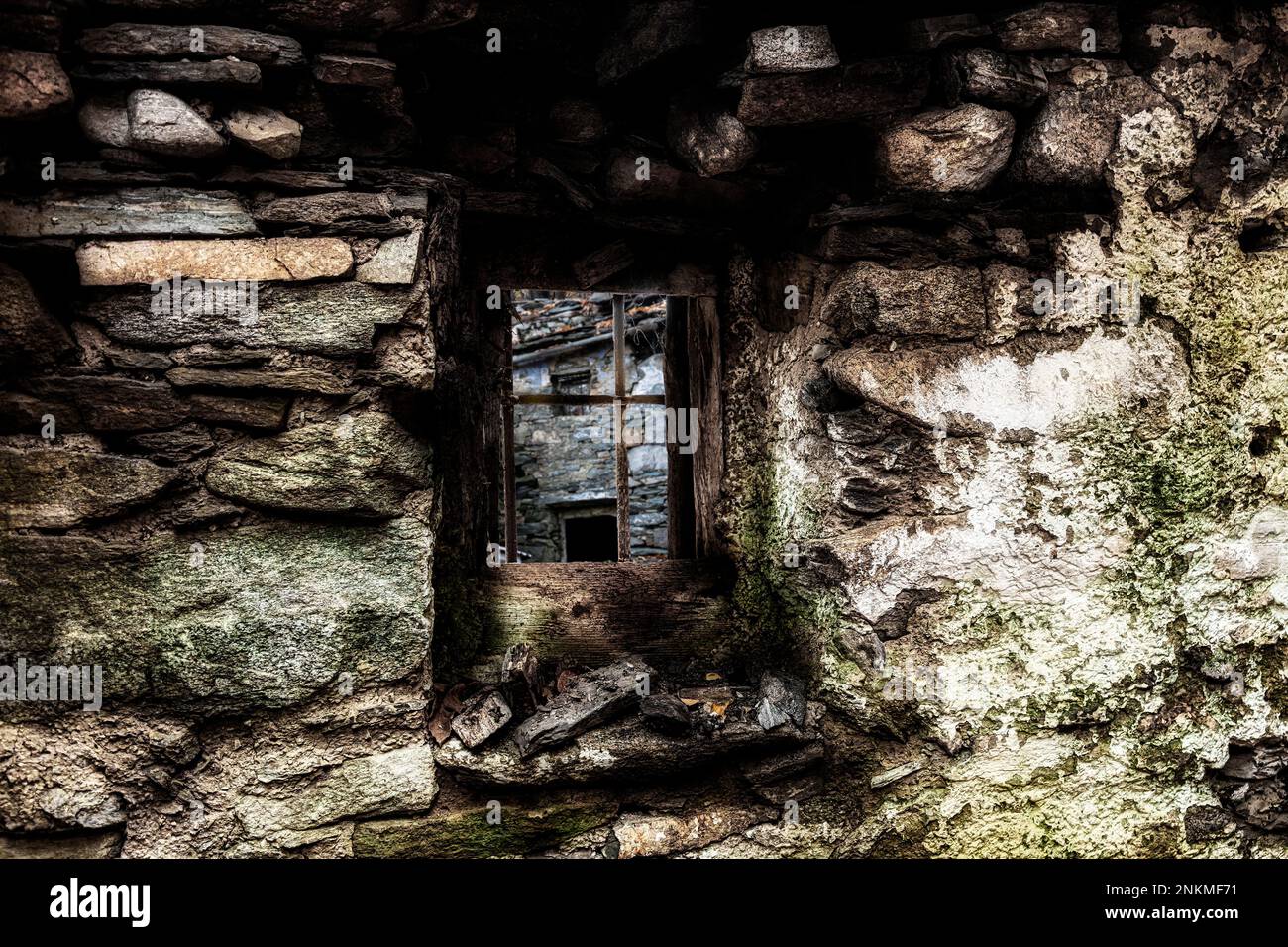 Parete interna di un antico rustico con vista dalla finestra, Cannobio, Italia Foto Stock