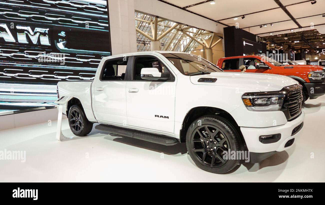 Folle che guardano i nuovi modelli di auto a Auto show. Carrello RAM sul display. National Canadian Auto Show con molte marche di auto. Toronto ON Canada 19 febbraio 2023 Foto Stock Folle che guardano i nuovi modelli di auto a Auto show. Carrello RAM sul display. National Canadian Auto Show con molte marche di auto. Toronto ON Canada 19 febbraio 2023 Foto Stock