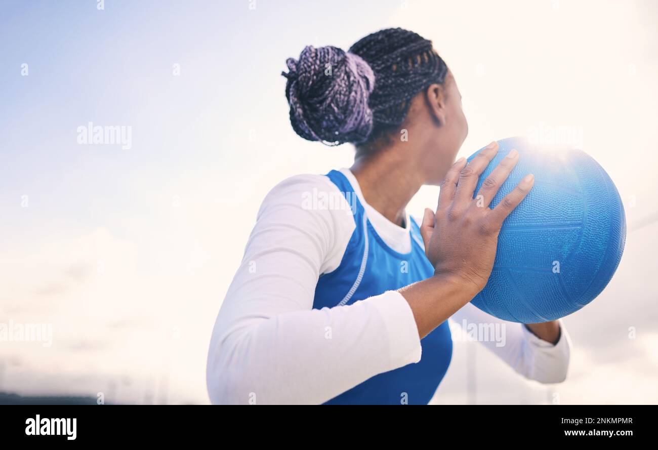 Allenamento mockup, netball e black woman, fitness ed esercizio fisico per il benessere, uno stile di vita sano e prestazioni. Sky, ragazza afro-americana Foto Stock