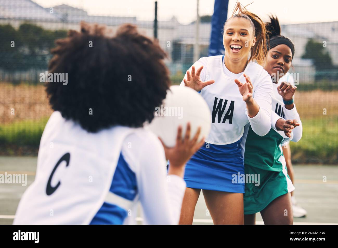 Netball, sport e donne in una partita o in un gioco essere competitivi in una competizione su un campo come compagni di squadra. Allenamento, fitness e atlete felici Foto Stock