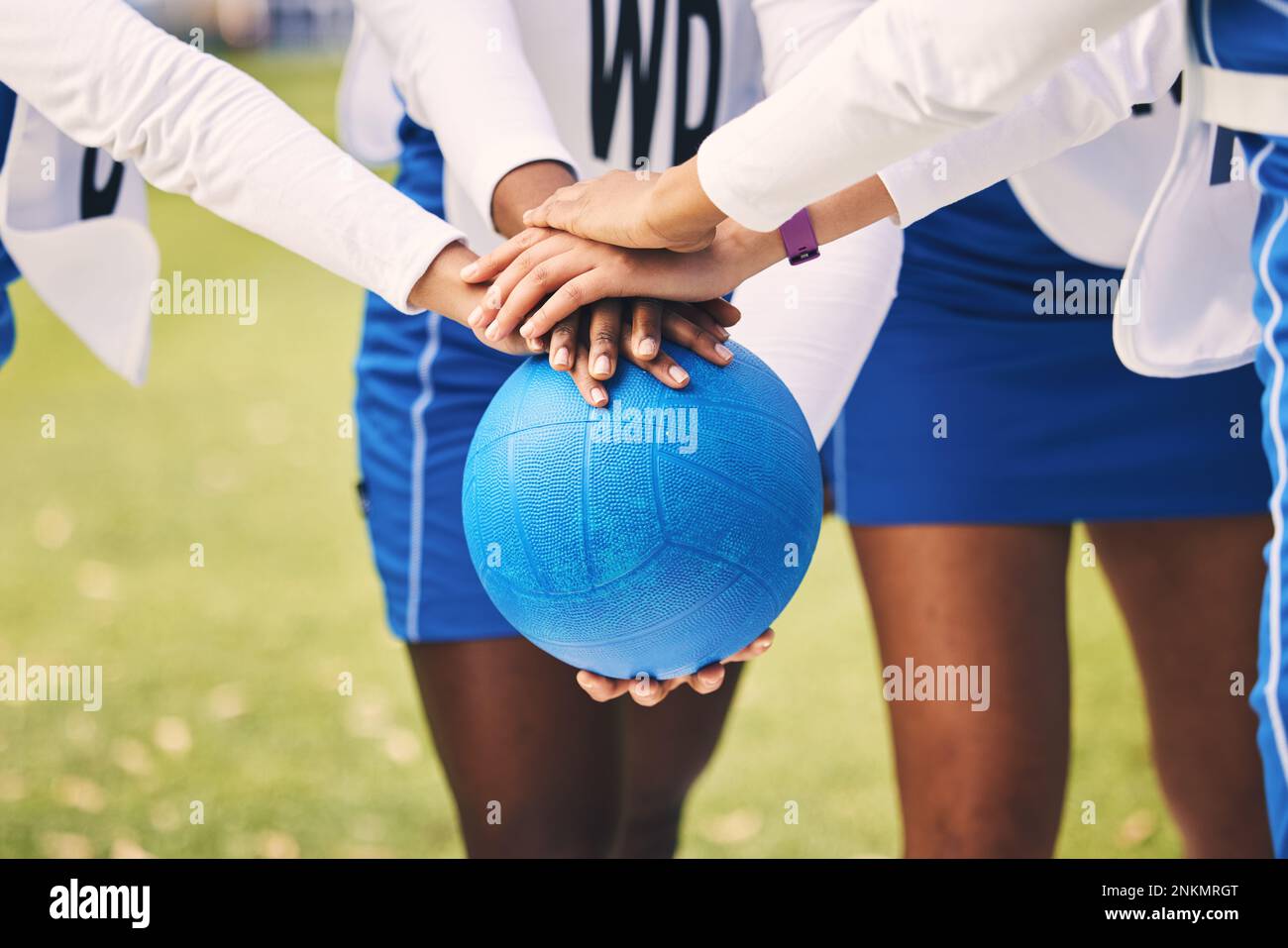 Sport, netball e squadra in un huddle con una palla per la pianificazione della strategia di gioco, la motivazione o l'orgoglio. Fitness, diversità e atlete con una pila Foto Stock
