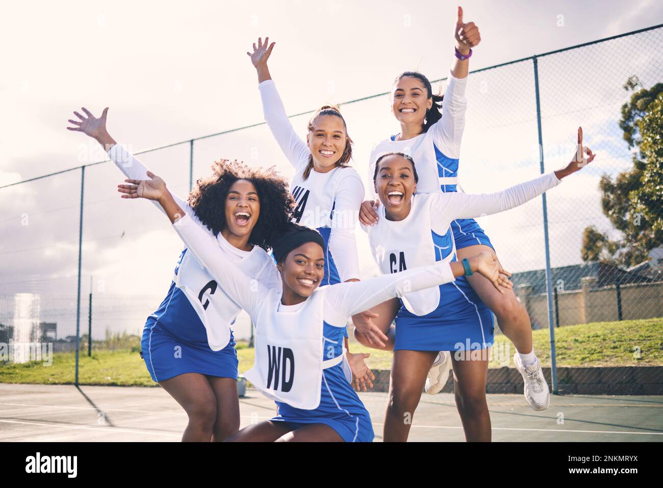 Sport, netball e ritratto delle donne vincitrici pronte per allenarsi, allenarsi e allenarsi in campo. Fitness, lavoro di squadra e ragazze entusiaste atleti Foto Stock