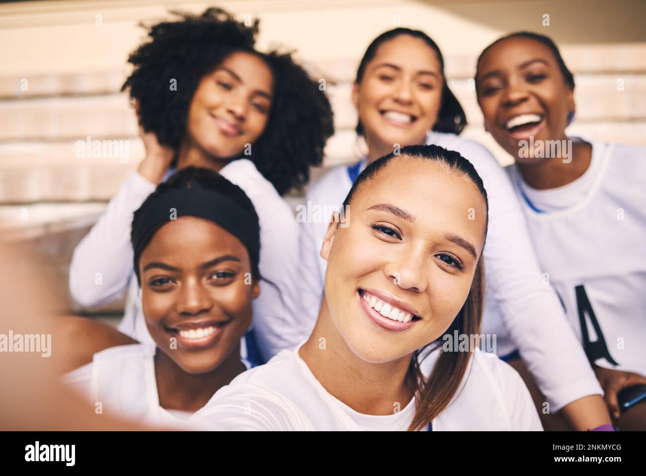 Sport, netball e selfie ritratto delle donne con sorriso pronto per l'allenamento, l'esercizio fisico e l'allenamento. Fitness, lavoro di squadra e atlete felice ragazza Foto Stock