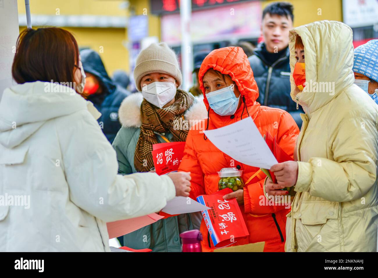 QINGZHOU, CINA - 24 FEBBRAIO 2023 - i cercatori di lavoro chiedono informazioni sull'occupazione in un mercato del lavoro a Qingzhou, provincia di Shandong della Cina orientale, 24 febbraio Foto Stock