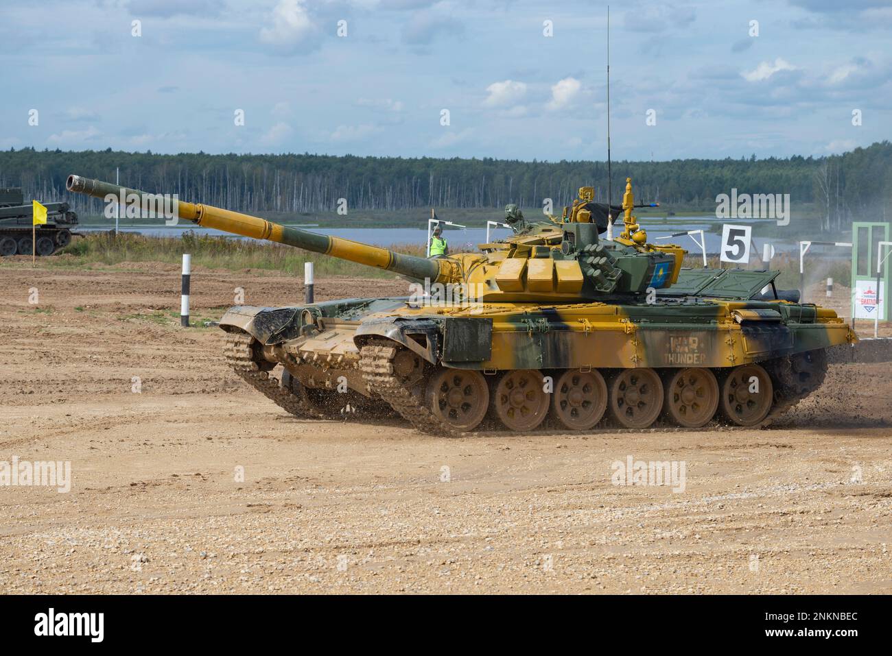 ALABINO, RUSSIA - 27 AGOSTO 2020: Tank T-72B3 della squadra kazaka passa la pista di biathlon su carro armato. Frammento dei Giochi internazionali di guerra Foto Stock