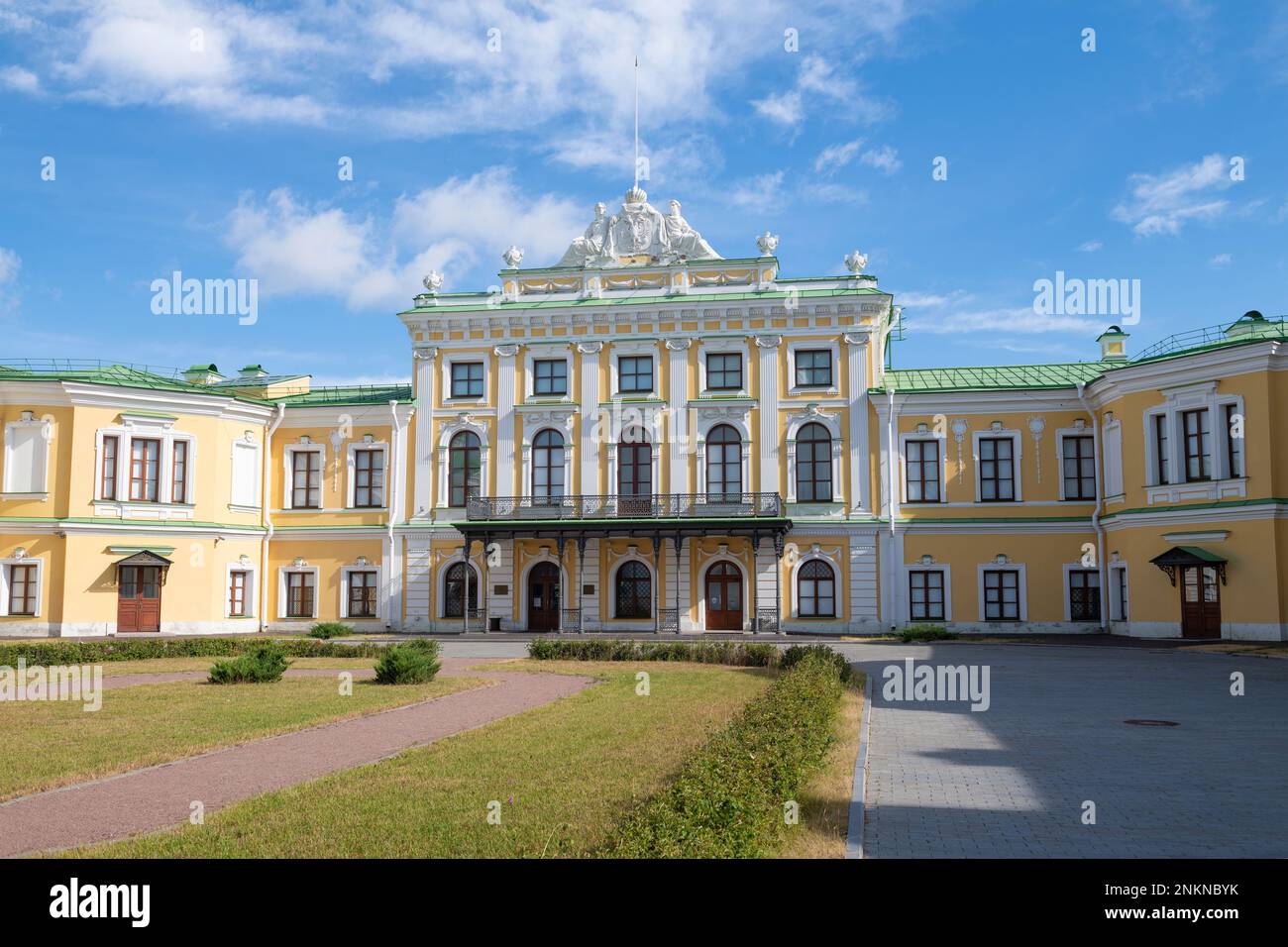 Parte centrale della facciata dell'antico Palazzo dei Viaggi Imperiale in una giornata di sole a luglio. Tver, Russia Foto Stock