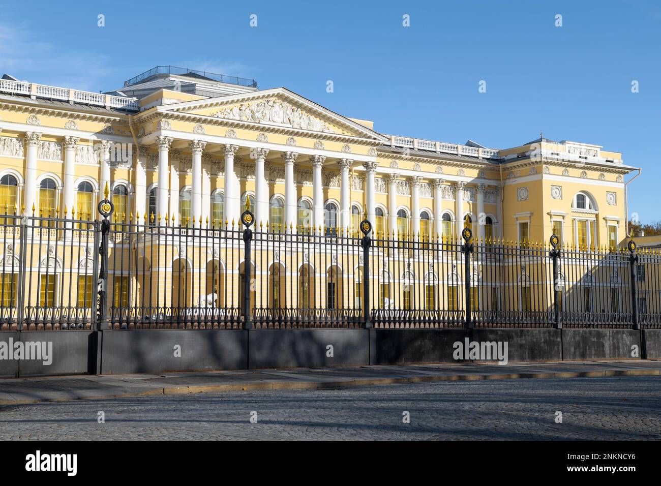 SAN PIETROBURGO, RUSSIA - 24 OTTOBRE 2022: La costruzione del Museo di Stato Russo in una giornata di sole Foto Stock