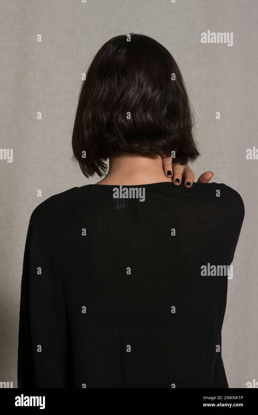 Vista posteriore della donna con capelli corti Foto Stock